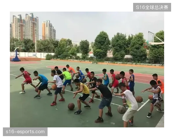 詹姆斯与本地教练合作开展夏令营，报名火爆